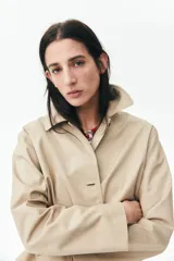 Campera color beige de corte holgado en sarga de algodón. Modelo con cuello, cierre de botones y bolsillos parche delanteros.