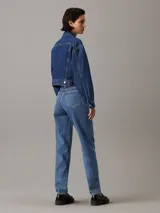 Pantalón de jean azul de corte recto, tiro alto y pierna estrecha en el tobillo.
