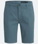 Bermuda masculina de corte slim, confeccionada en sarga lisa color blanco. Cuenta con bolsillos laterales, cierre con botón y cremallera, y trabillas para cinturón.