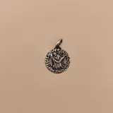 Medalla redonda de plata 925 con la imagen de San Cristóbal cargando al niño Jesús. El borde tiene una inscripción en francés que dice "SAINT CHRISTOPHE PROTEGEZ NOUS" (San Cristóbal, protégenos).