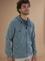 Campera con capucha de toalla de algodón color verde azulado, con cierre frontal y bolsillos laterales.