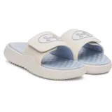 Sandalia Under Armour Ignite Pro 8 para mujer, color blanco con detalles en celeste. Presenta una tira ajustable con logo de la marca y plantilla de espuma viscoelástica.