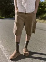 Short de jean color marrón claro, corte holgado, con bolsillos laterales y traseros.