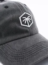 Gorra de béisbol color gris con logo de palmera bordado en blanco.