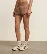 Bermuda deportiva de microfibra color blanco, corte runner con cintura elástica y forro interno.