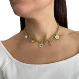 Collar dorado de cadena hecho en acero, con dijes de acero de flores y dijes de nácar blanco y esmaltados.