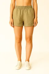 Short color borgoña de lino, tiro alto y cintura elastizada.