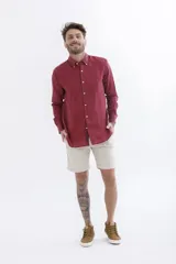 Camisa de lino color crudo, de manga larga y corte clásico.