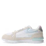 Championes Puma Graviton Pro de caña baja, color blanco, beige, celeste y rosa. Confeccionados en malla y gamuza sintética, con cordones blancos y suela de goma.