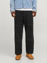 Pantalón negro de corte casual con costuras en contraste color blanco. Confeccionado en tejido canvas de algodón resistente.