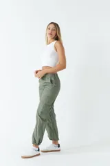 Musculosa blanca estilo top, de corte ajustado y sin mangas.