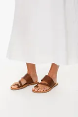 Sandalia de cuero color camel, con tiras anchas y diseño minimalista.