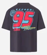Remera gris de corte boxy, con cuello redondo y mangas cortas. Estampado frontal con logo de la película Cars, una copa y un auto.
