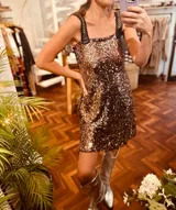 Vestido corto de fiesta con lentejuelas color cobre y negro degradado. Breteles anchos de cuero sintético negro con bordado dorado.