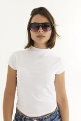 Lentes de sol de mujer con armazón grueso de policarbonato color rosa translúcido y lentes oscuros degradados. Diseño de montura geométrica con puente doble.