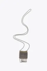 Bolso mini tipo saco confeccionado con hilo metalizado y arandelas en forma de malla. Detalle de aplicaciones metálicas de diferentes formas. Asa tipo cordón metálico.