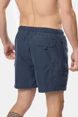 Short de baño color verde militar, con cintura elástica ajustable con cordón, bolsillos laterales tipo cargo y suspensor de malla fina.