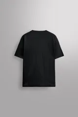 Camiseta deportiva negra de tejido técnico ligero con perforaciones, cuello redondo y manga corta.