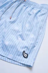 Short de baño celeste con rayas verticales blancas y estampado de soles blancos.