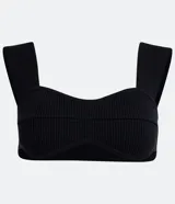 Blusa musculosa cropped de punto negro con escote corazón y textura acanalada.