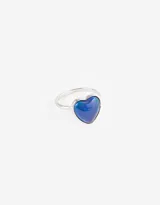 Anillo plateado con piedra en forma de corazón que cambia de color según el estado de ánimo.
