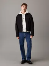 Buzo de felpa color blanco con capucha y cordones ajustables. Tiene puños y bajo acanalados. Presenta el monograma de Calvin Klein bordado en el pecho.