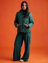 Campera capitoneada negra de Michael Kors, con cierre metálico, bolsillos frontales y capucha desmontable.