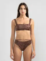 Top de bikini marrón con estampado animal print, estilo bandeau con breteles anchos y almohadillas removibles.