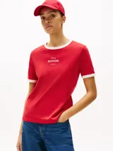 Remera roja de algodón con cuello redondo y ribetes blancos en cuello y mangas. Logo de Tommy Hilfiger bordado en el pecho.