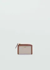 Billetera pequeña color beige con efecto rafia y logo en relieve. Tiene cierre de solapa con botón magnético, seis ranuras para tarjetas y cierre de cremallera.