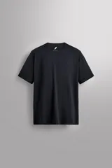 Camiseta deportiva negra confeccionada en tejido técnico, ligero y elástico con estructura perforada. Cuello redondo, manga corta, costuras termofijadas, bajo asimétrico con aberturas laterales y logo estampado. Zara Athleticz.