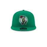Gorro New Era verde con el logo de los Boston Celtics bordado en el frente. Diseño 9Fifty con visera plana y cierre snapback ajustable.