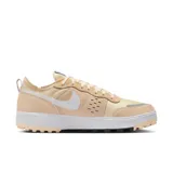 Championes urbanos Nike C1TY color crema con detalles en blanco.