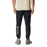 Pantalón deportivo negro de corte ajustado, con cintura elástica ajustable, bolsillos laterales con cierre y puños elásticos.