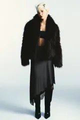 Falda midi de satén color gris oscuro, de corte al bies y bajo asimétrico con detalle de encaje negro. Cierre lateral invisible.