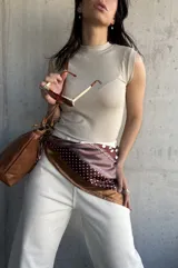 Musculosa beige de cuello alto y corte ajustado.