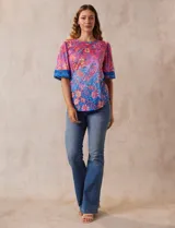 Blusa de modal estampado marca Ruby Rd, con mangas cortas terminadas en crochet.