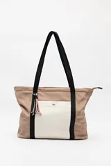 Bolso tipo tote de nylon color negro con bolsillo frontal blanco y asas largas color beige.