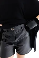 Poncho celeste de tejido de punto con cuello redondo y terminación desflecada.