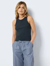 Musculosa negra de tejido acanalado, corte ajustado y cuello redondo.