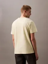 Remera amarilla de algodón con cuello redondo y logo Calvin Klein curve varsity estampado en el pecho.