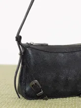 Mini cartera bandolera color celeste con textura granulada, correa fina al tono y detalles de hebillas metálicas plateadas.