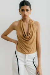 Top color camel de gamuza sintética, con cuello drapeado y espalda descubierta que se ata con lazo.