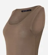 Musculosa verde oliva de punto texturizado, con breteles anchos y cuello redondo.