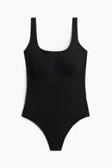 Body negro de microfibra con breteles ajustables, copas forradas preformadas con relleno extraíble, refuerzo interior con botones a presión ocultos y cobertura media en la parte de atrás.