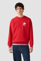 Buzo rojo de corte relajado con cuello redondo y puños y cintura acanalados. Estampado en el pecho con el logo de Levi's y un jinete montando un caballo.