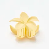 Pinza de pelo color amarillo con forma de flor.
