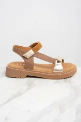 Sandalias de cuero color marrón y dorado, con plataforma y hebilla ajustable.