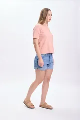 Short de jean de tiro alto, color azul medio, con dobladillo en el bajo.