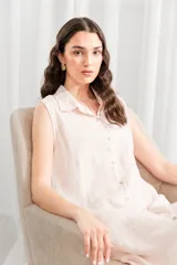 Vestido túnica midi sin mangas, color blanco, con cuello camisero y cierre frontal con botones.